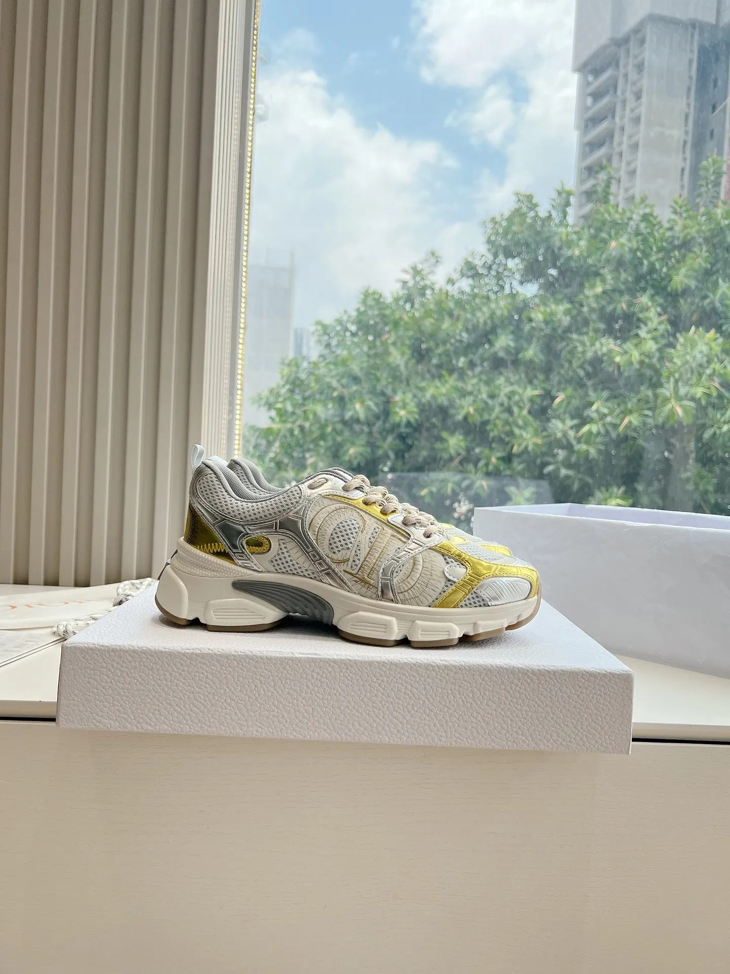👟👟Ex-factory price 640👟👟 (Top version) Dior Chrono series sports shoes Purchased and developed in Taikoo Hui for RMB 18,200. This Dior chrono sports shoe continues the timeless silhouette and is carefully made of mesh, so it will be particularly comfortable on the feet. It is decorated with CD special craftsmanship logo to enhance the style. The lightweight style is matched with the "Christian Dior" logo thin sole, suitable for all seasons, and can be matched with all kinds of casual looks to add a finishing touch. Classic and super durable. Upper: cowhide stitching. Original molded outsole. Size: 35-41. Full set of counter synchronized gift box 💝 packaging